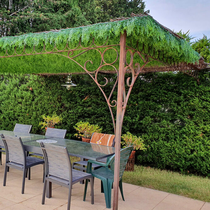 mur-vegetal-exterieur-terrasse-table-carree mur-vegetal-exterieur-terrasse-table-carree
